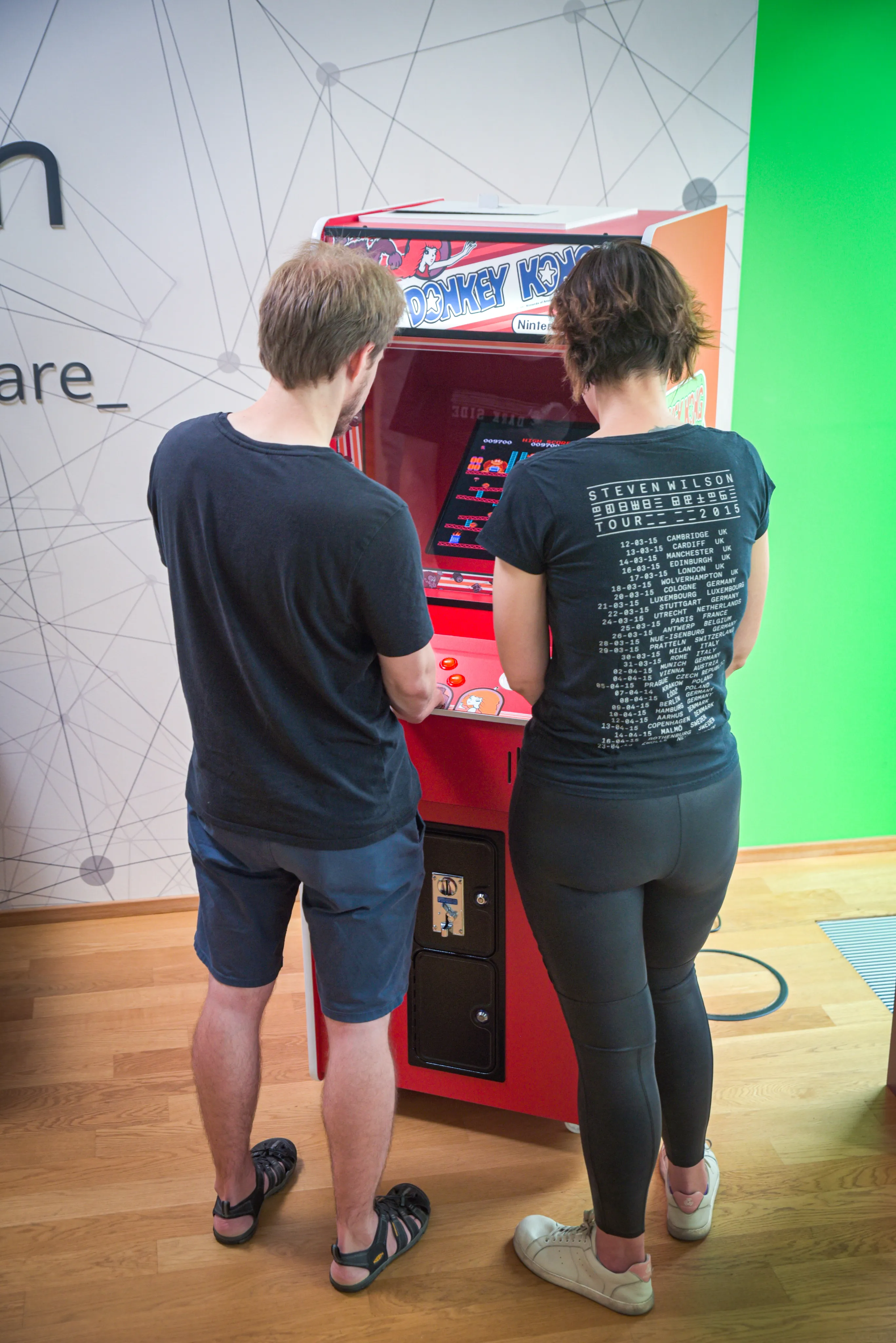 cronner spielen ein Videospiel