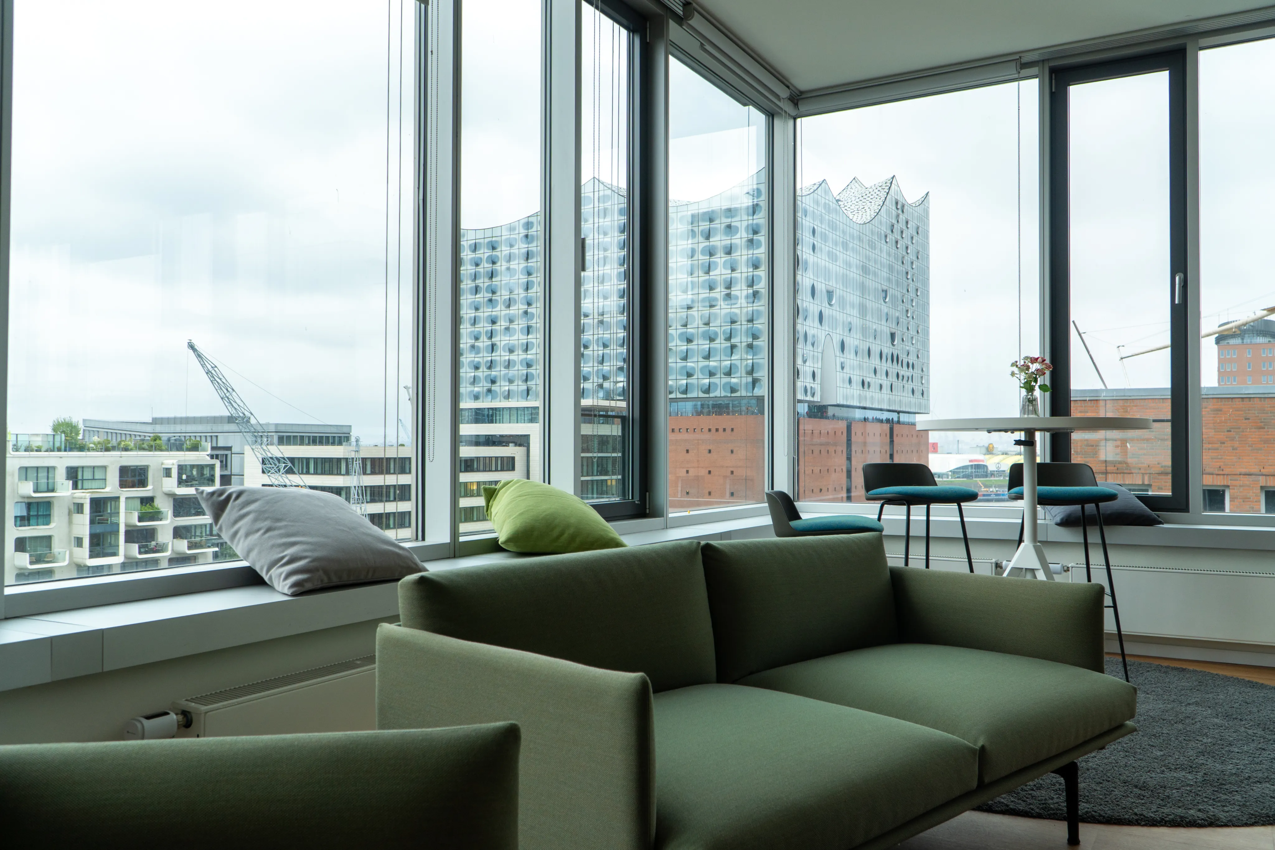 Hamburger Büro mit Blick auf die Elbphilharmonie