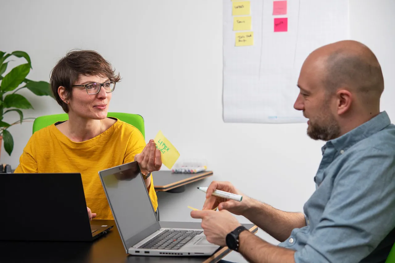 #behindthecode – cronner stellen sich vor: Ruths Quereinstieg – Vom Texten zum Testen