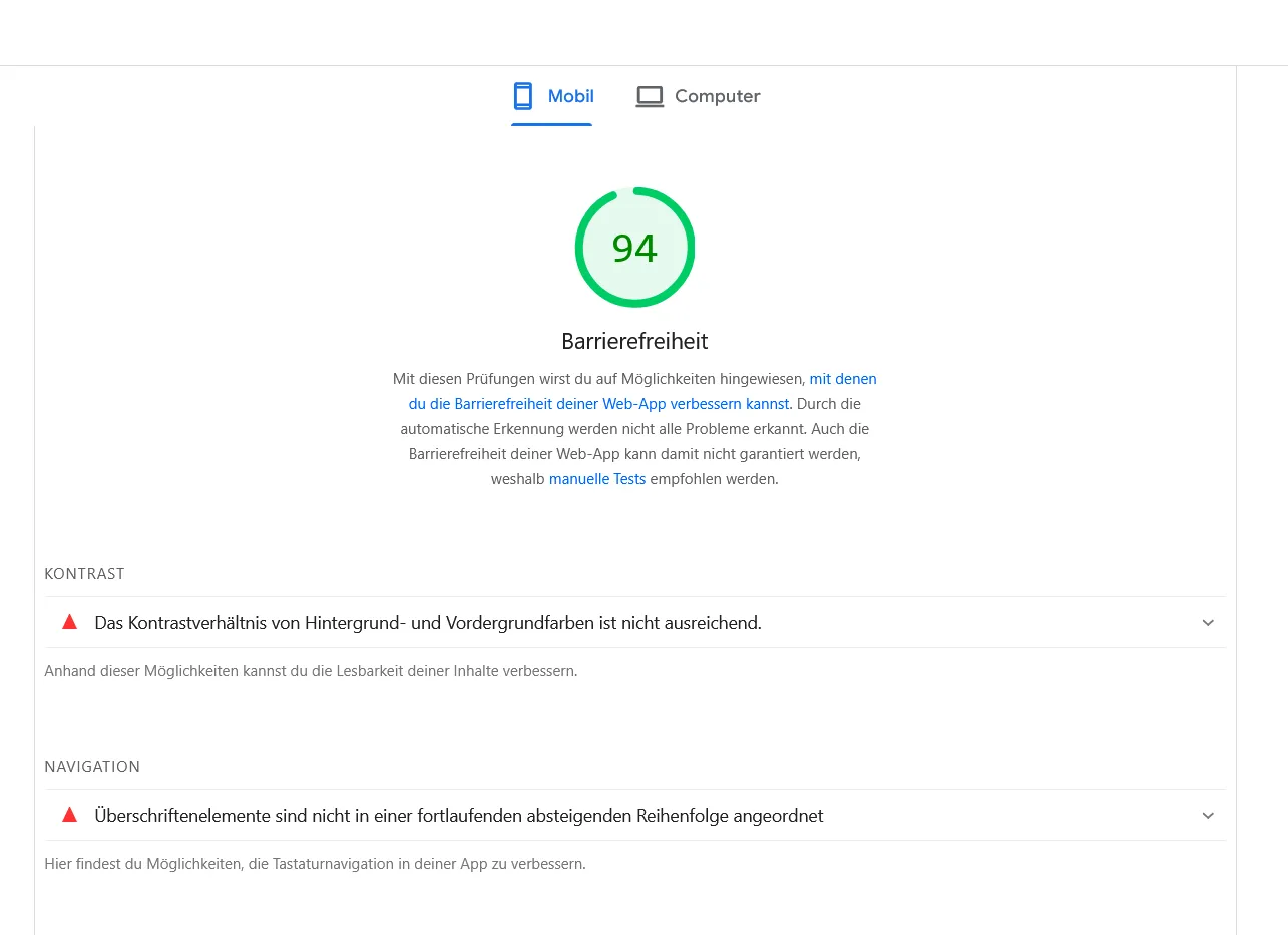 Der Audit bemängelt hier bei einer Webseite ein nicht ausreichendes Kontrastverhältnis an einer Stelle und die logische Reihenfolge der Überschriftenelemente.