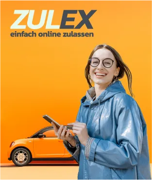 Eine glückliche Kundin steht mit ihrem Smartphone in der Hand vor ihrem Auto, weil sie es gerade unkompliziert angemeldet hat.